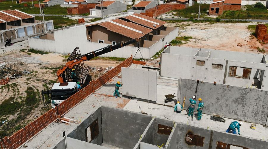 Montagem dos painéis no canteiro